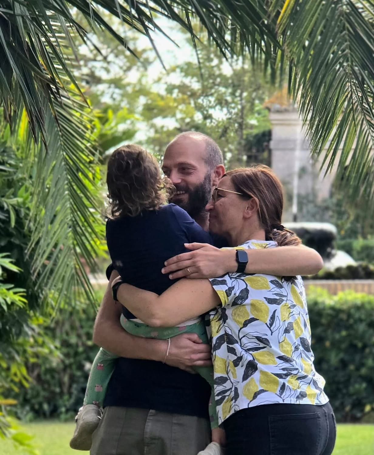 Walter, Sabrina e Lisa in un abbraccio